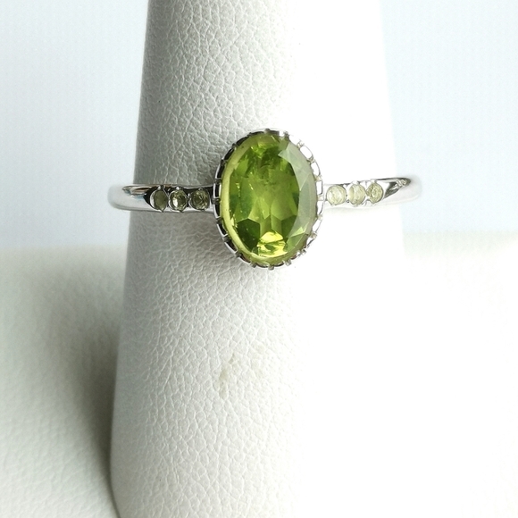 HOST PICK!Peridot gemstone ring in Sterling Silver sz 6 - Picture 4 of 9